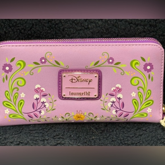 NWT Loungefly Disney’s Tangled Lenticular zip around wristlet - Picture 8 of 13